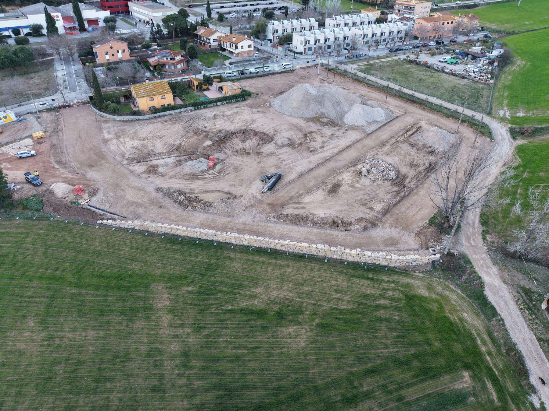 Vista aèria amb dron d'un solar delimitat