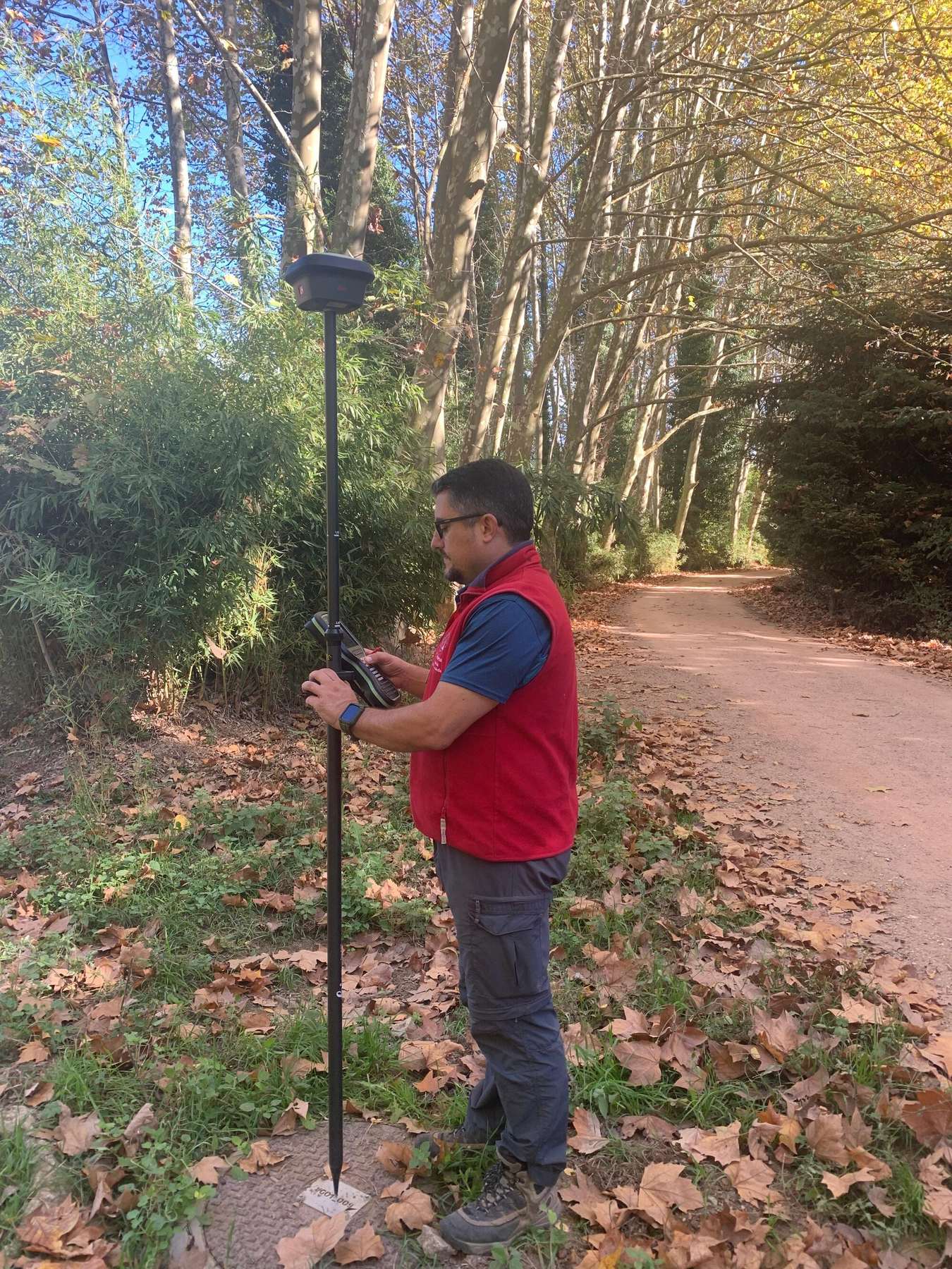 Topògraf de Toposcan B30 treballant amb equip GNSS al camp
