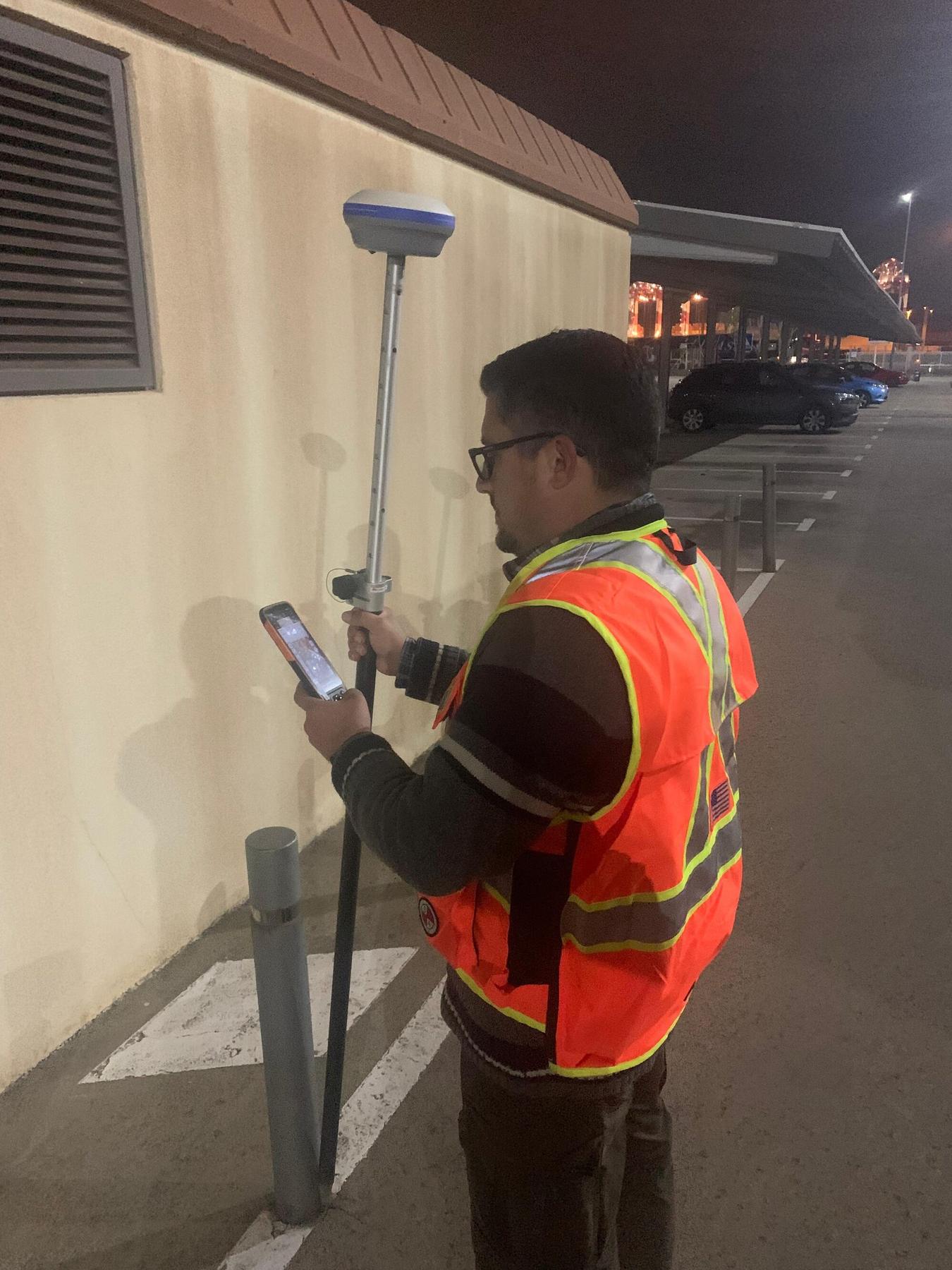 Topògraf de Toposcan B30 treballant amb equip GNSS en obra