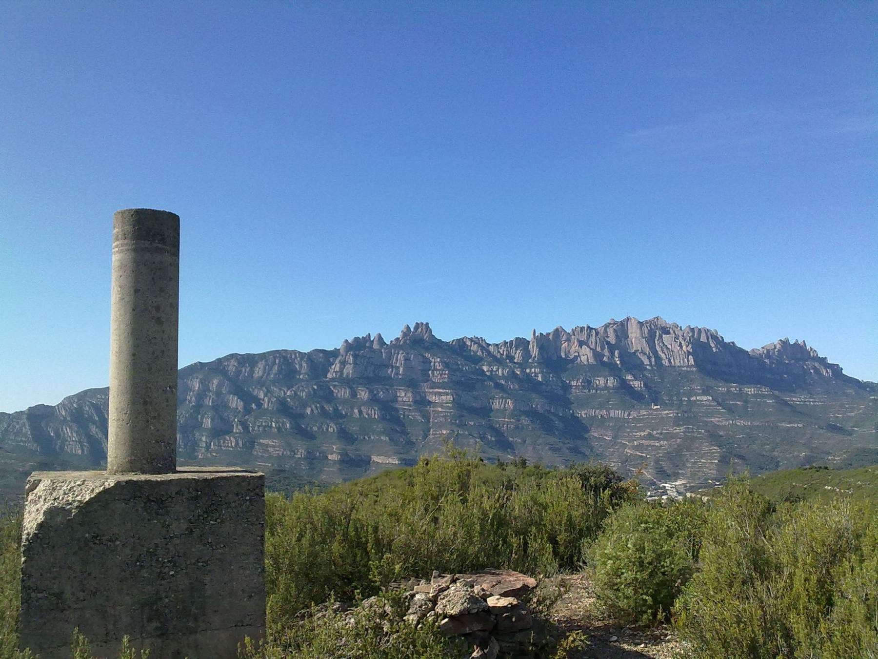 Vèrtex geodèsic del Turó de l'Escletxa amb Montserrat al fons
