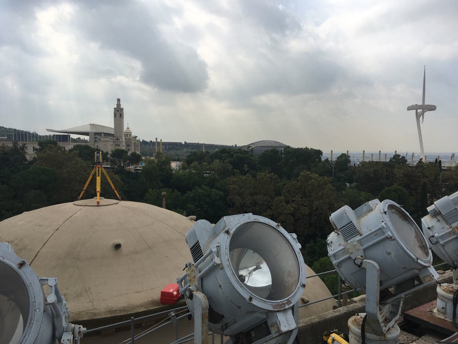 Detall d'un projector del Palau Nacional durant l'aixecament de precisió