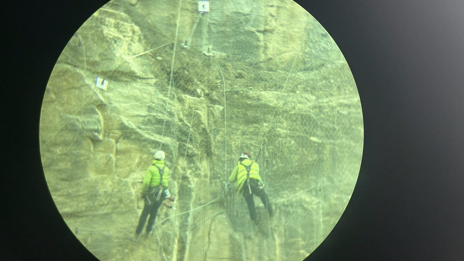 Treballs d'auscultació topogràfica a la cinglera de Sant Miquel del Fai
