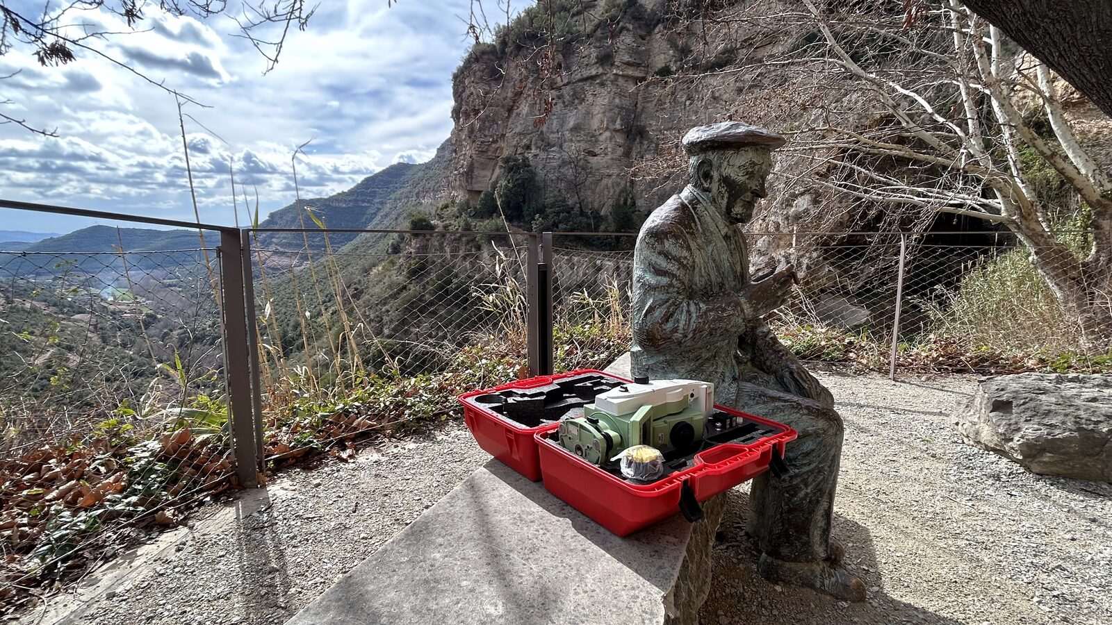 Cinglera auscultada amb prismes topogràfics a Sant Miquel del Fai