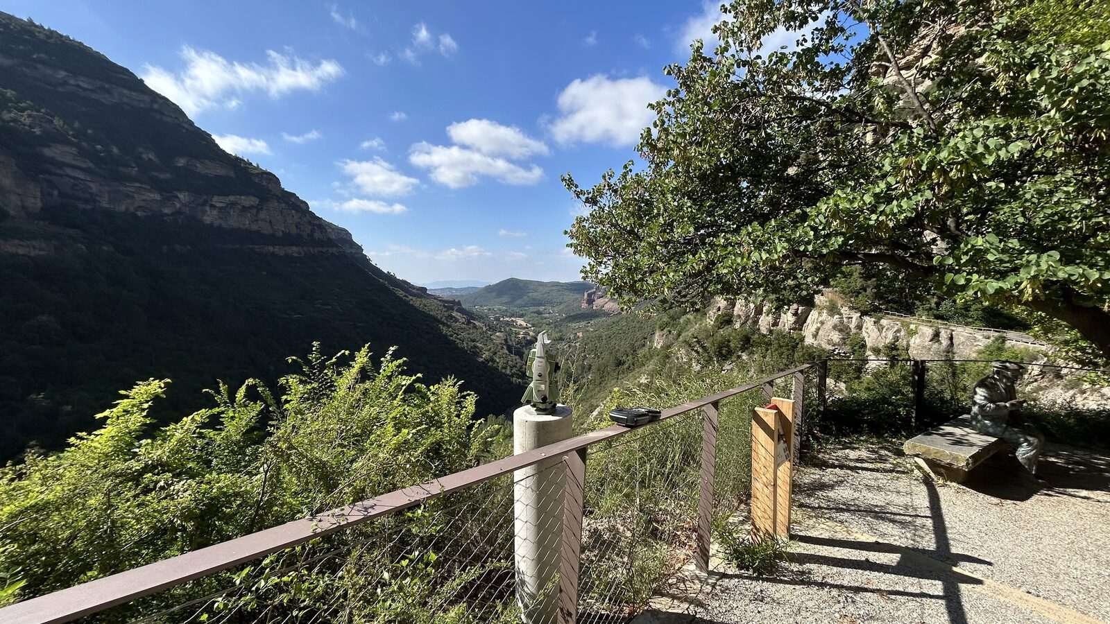 Treballs d'auscultació topogràfica a la cinglera de Sant Miquel del Fai