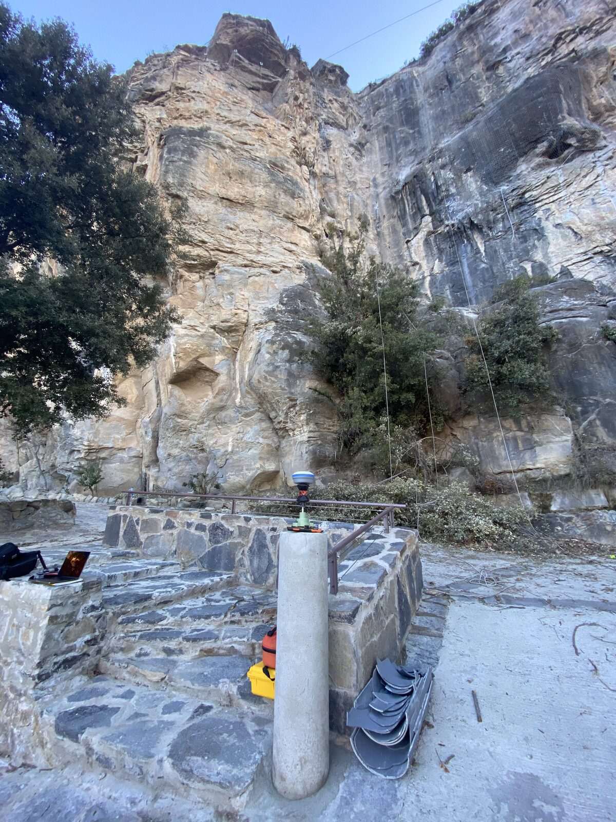 Treballs d'auscultació topogràfica a la cinglera de Sant Miquel del Fai
