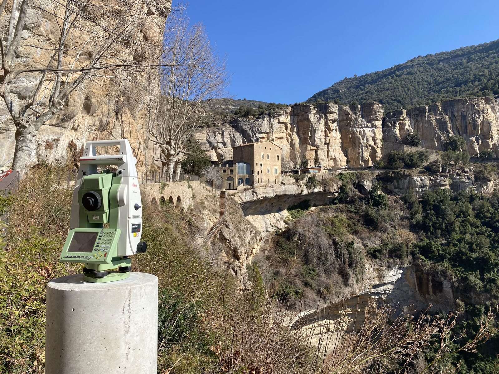 Treballs d'auscultació topogràfica a la cinglera de Sant Miquel del Fai