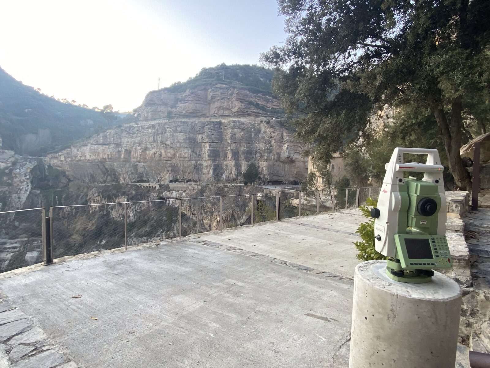 Treballs d'auscultació topogràfica a la cinglera de Sant Miquel del Fai